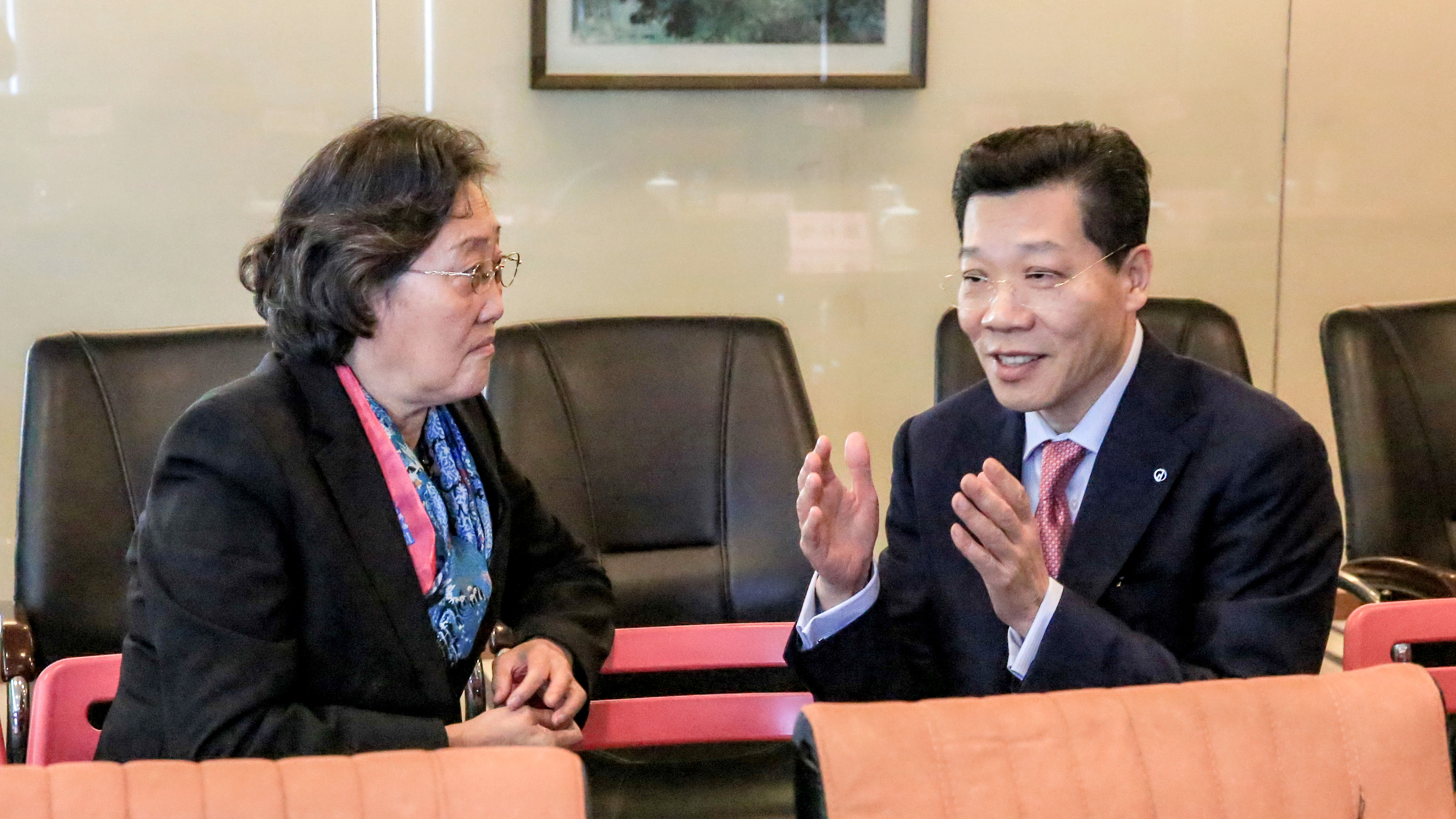 张惠莉理事长带队赴上外贤达学院调研交流